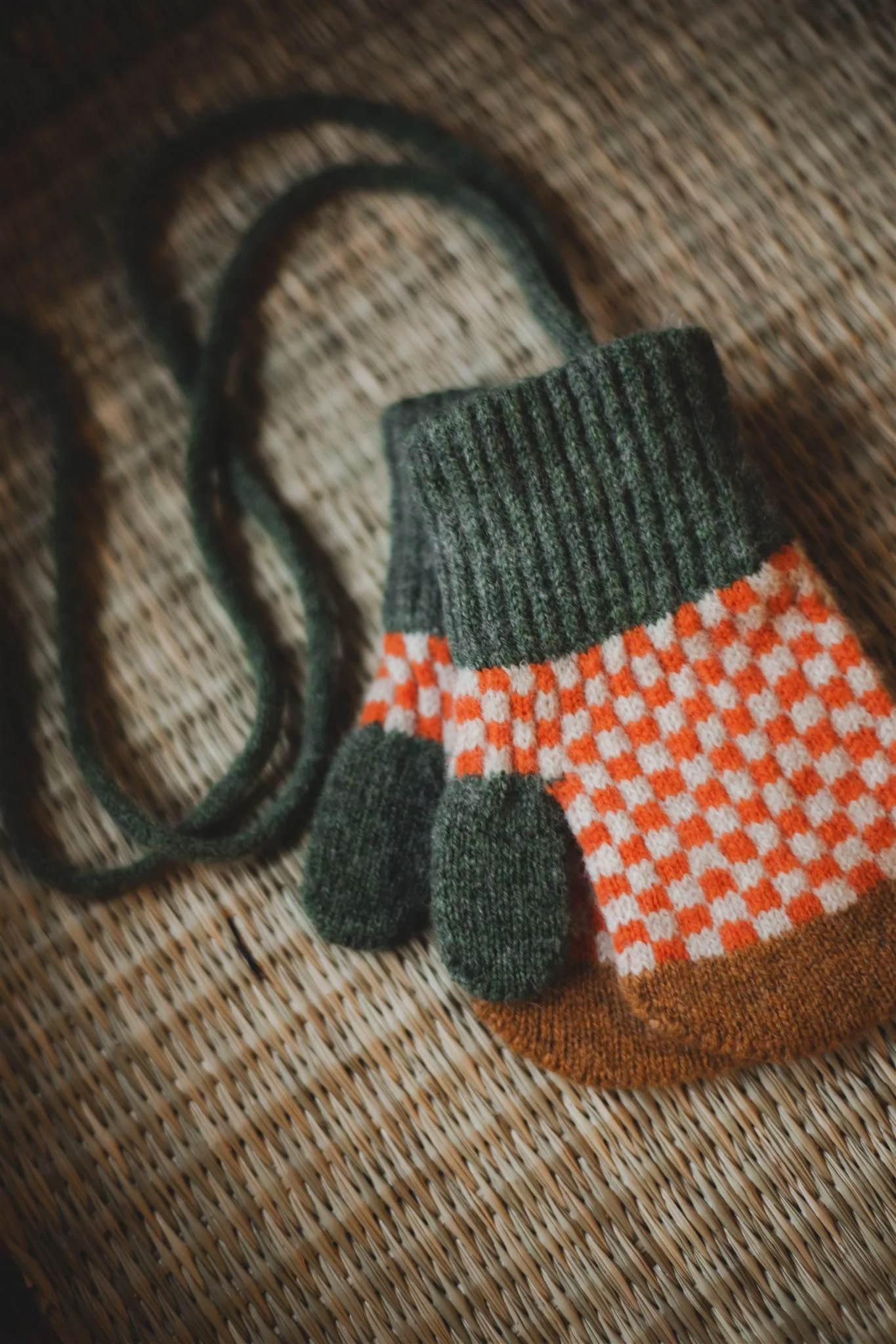 Kids Mittens Check – Orange